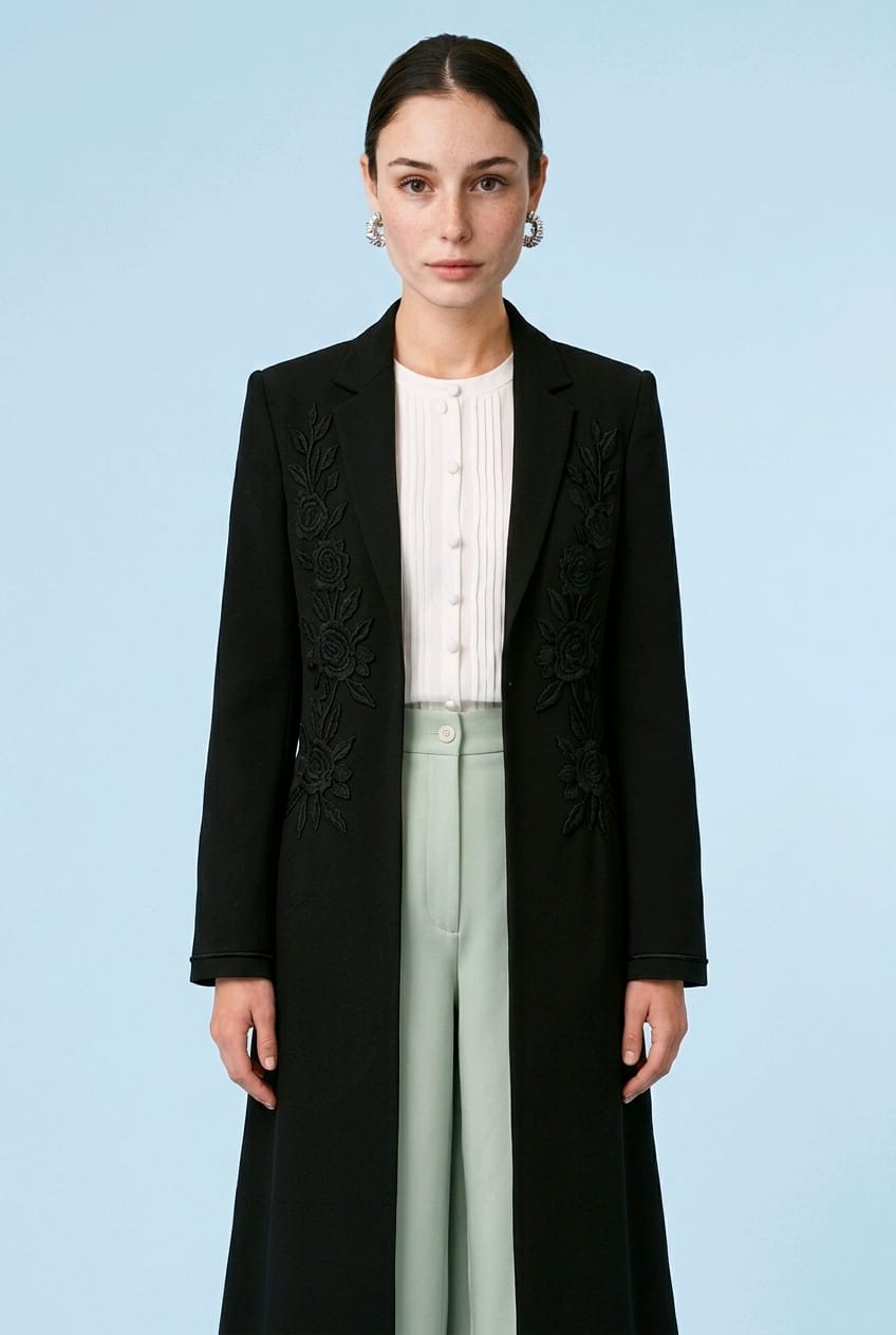 Roselle in Noir Black