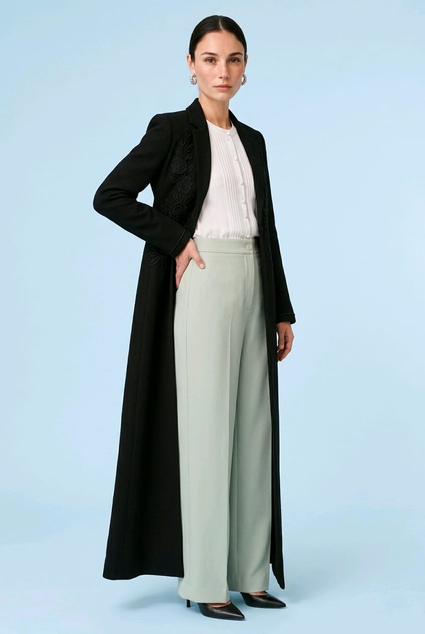 Roselle in Noir Black