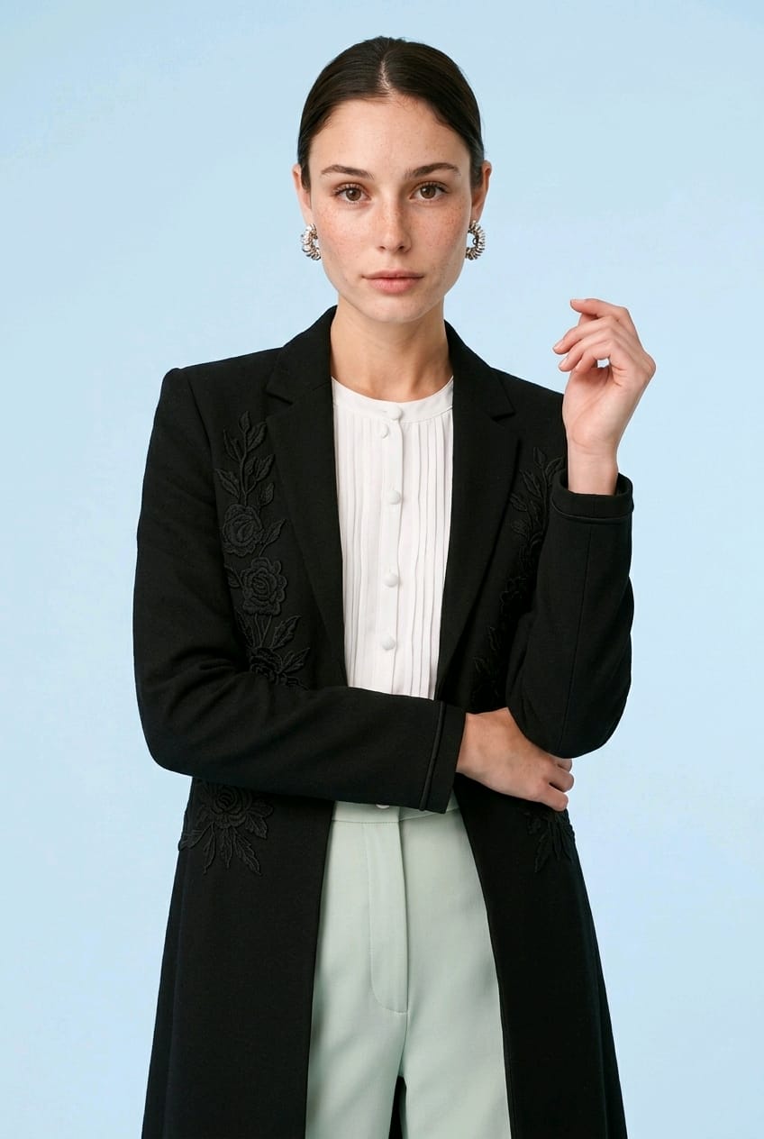 Roselle in Noir Black